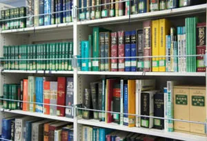 専門書が並ぶ書棚